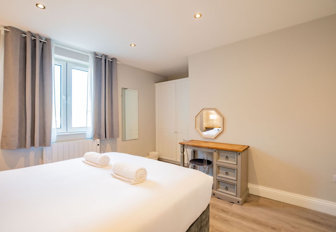 Apartment in Galway City - Stylish Harbour View Apartment in a Private Building. Family Friendly