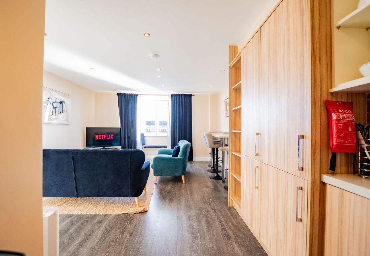Apartment in Galway City - Stylish Harbour View Apartment in a Private Building. Family Friendly