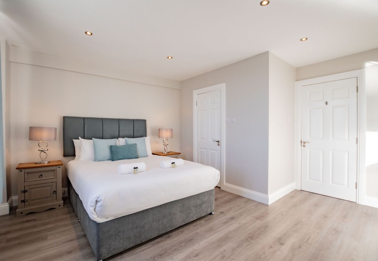 Apartment in Galway City - Stylish Harbour View Apartment in a Private Building. Family Friendly