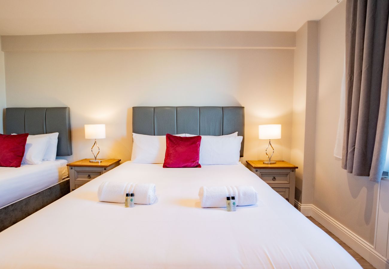 Apartment in Galway City - Stylish Harbour View Apartment in a Private Building. Family Friendly