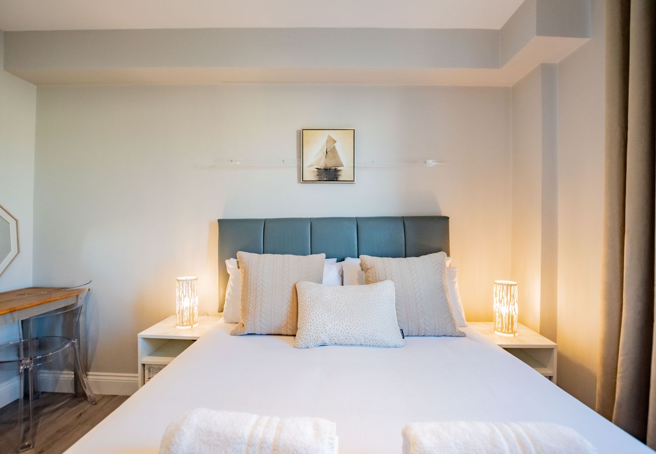 Apartment in Galway City - Stylish Harbour View Apartment in a Private Building. Family Friendly