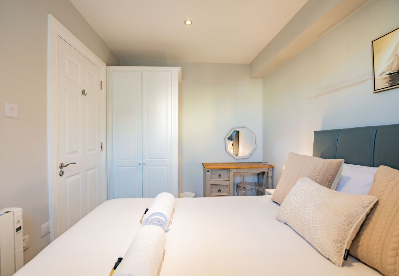 Apartment in Galway City - Stylish Harbour View Apartment in a Private Building. Family Friendly