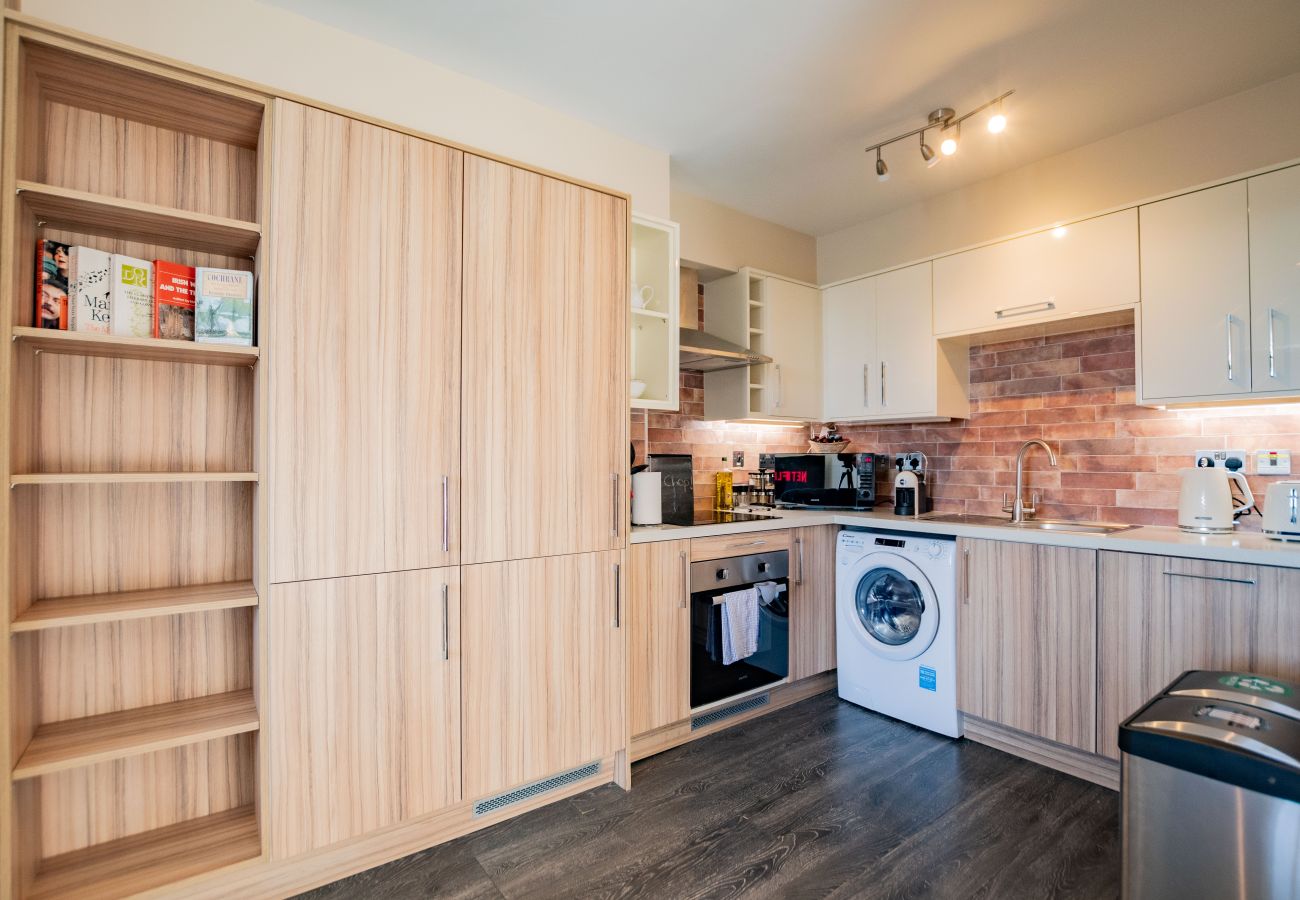 Apartment in Galway City - Stylish Harbour View Apartment in a Private Building. Family Friendly