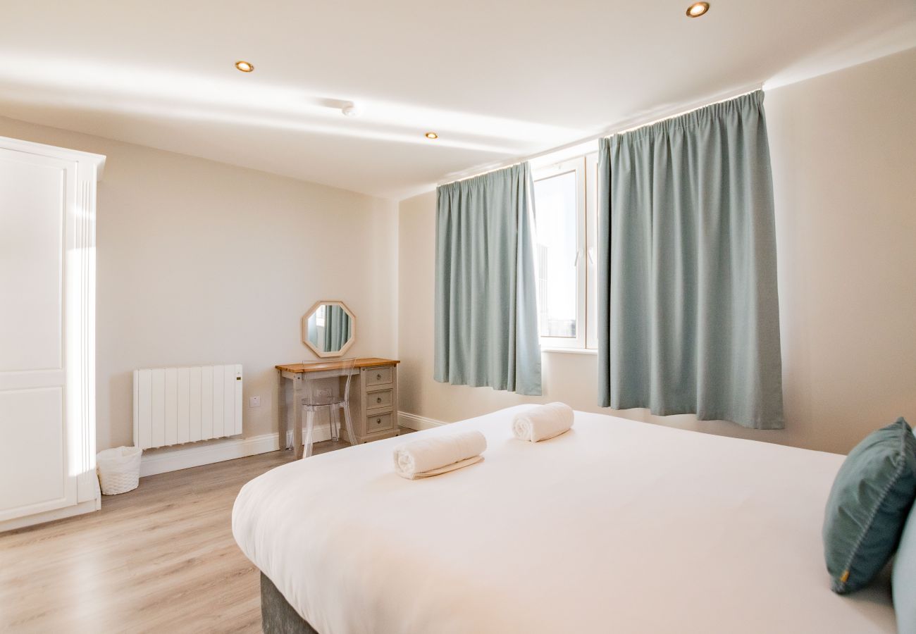 Apartment in Galway City - Stylish Harbour View Apartment in a Private Building. Family Friendly