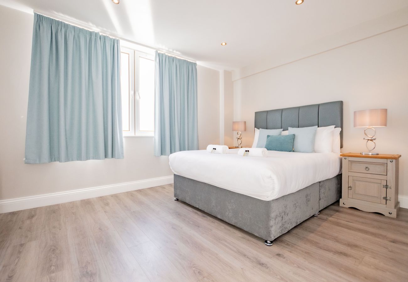 Apartment in Galway City - Stylish Harbour View Apartment in a Private Building. Family Friendly