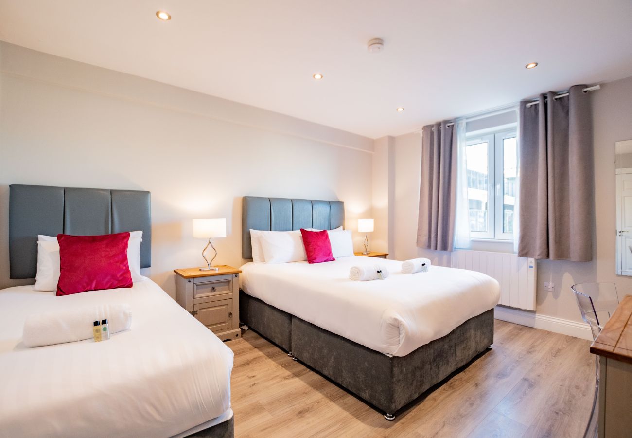 Apartment in Galway City - Stylish Harbour View Apartment in a Private Building. Family Friendly