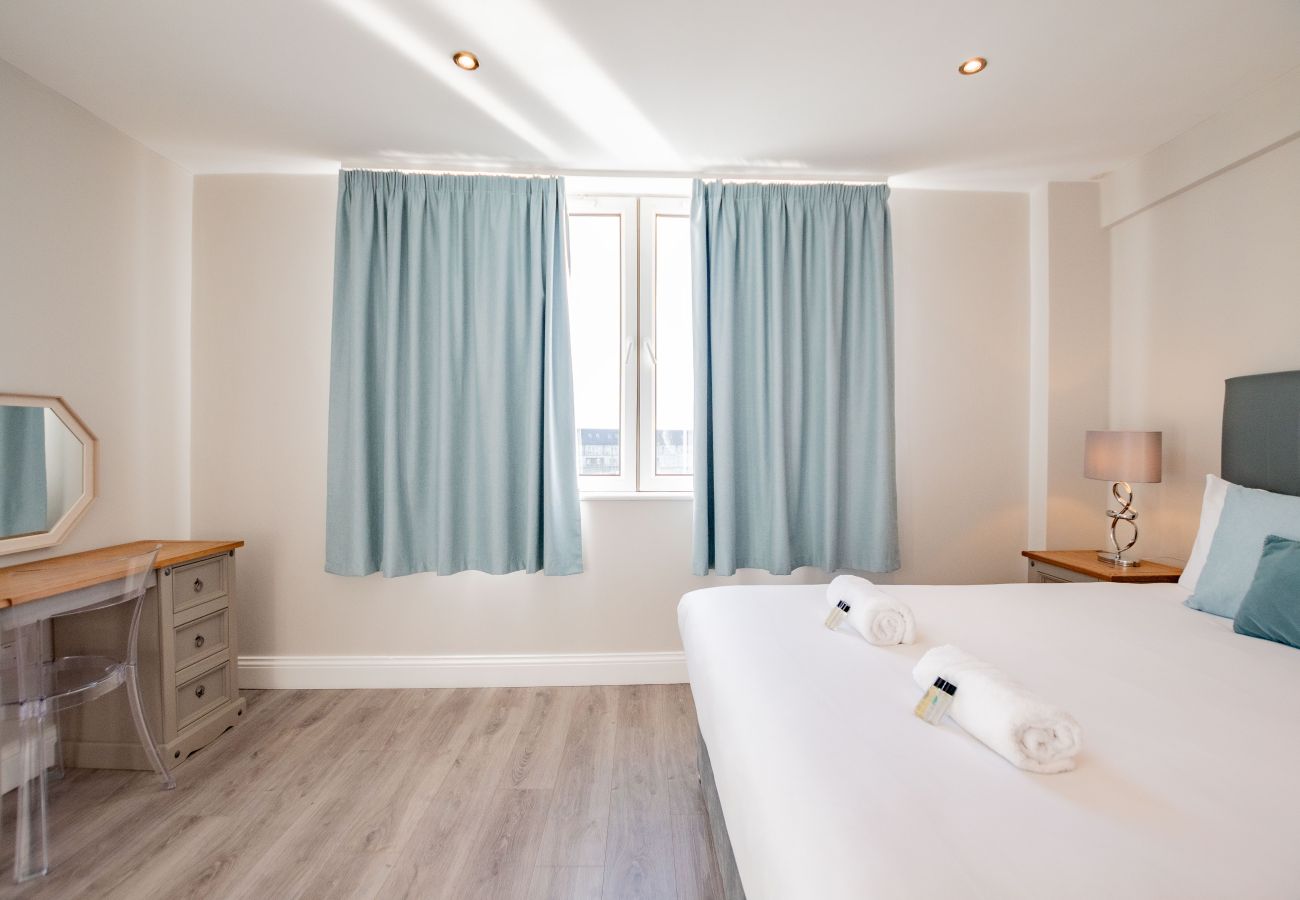 Apartment in Galway City - Stylish Harbour View Apartment in a Private Building. Family Friendly