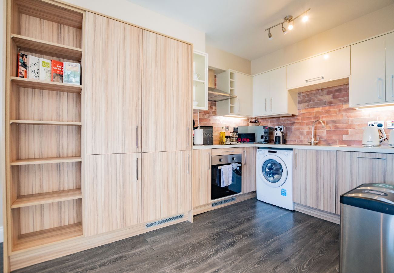 Apartment in Galway City - Stylish Harbour View Apartment in a Private Building. Family Friendly