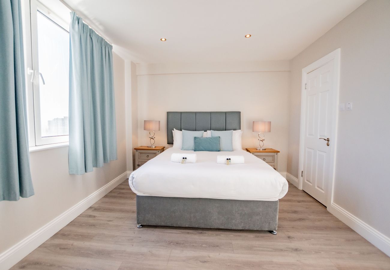 Apartment in Galway City - Stylish Harbour View Apartment in a Private Building. Family Friendly