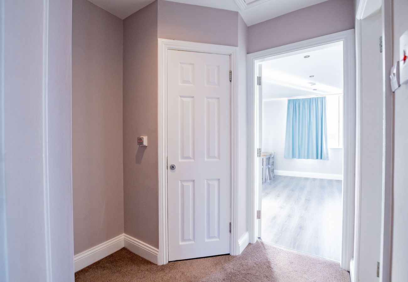 Apartment in Galway City - Stylish Harbour View Apartment in a Private Building. Family Friendly