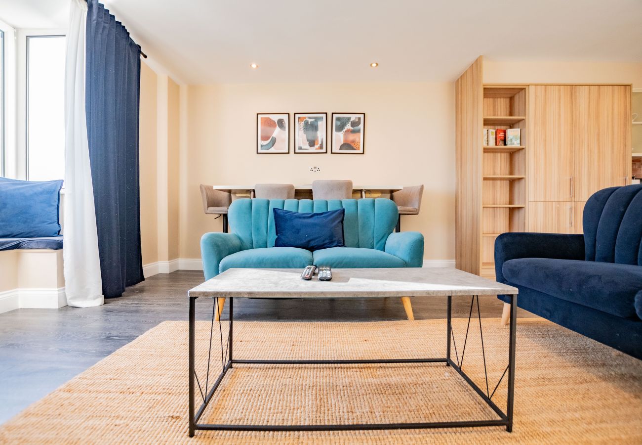 Apartment in Galway City - Stylish Harbour View Apartment in a Private Building. Family Friendly