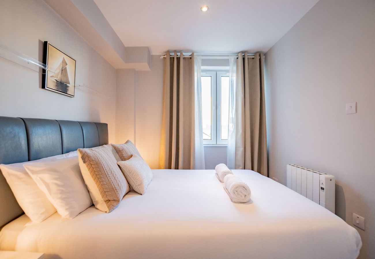 Apartment in Galway City - Stylish Harbour View Apartment in a Private Building. Family Friendly
