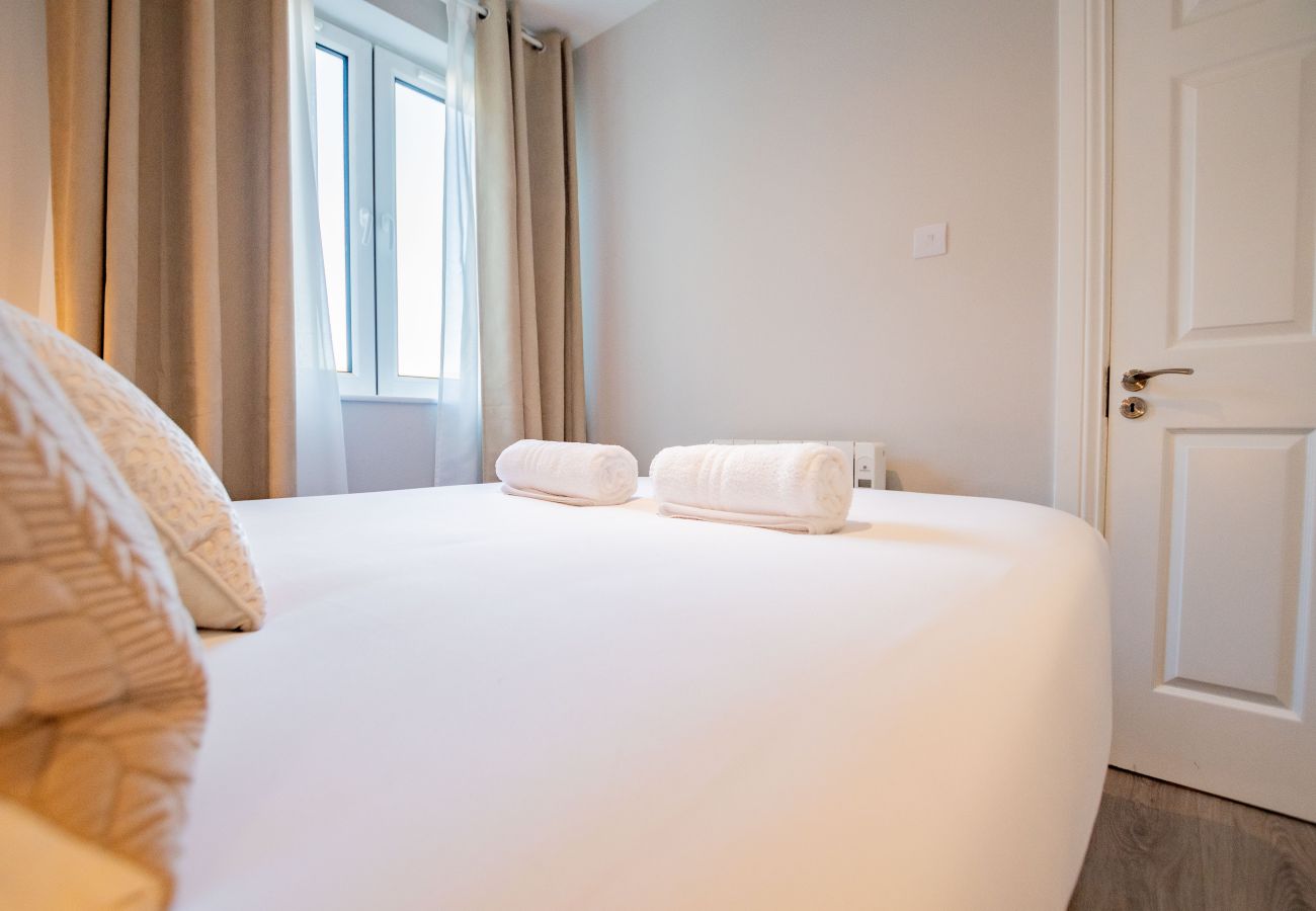 Apartment in Galway City - Stylish Harbour View Apartment in a Private Building. Family Friendly