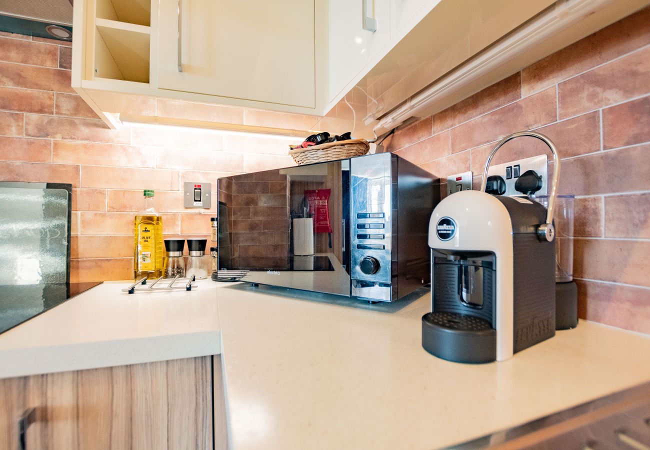 Apartment in Galway City - Stylish Harbour View Apartment in a Private Building. Family Friendly