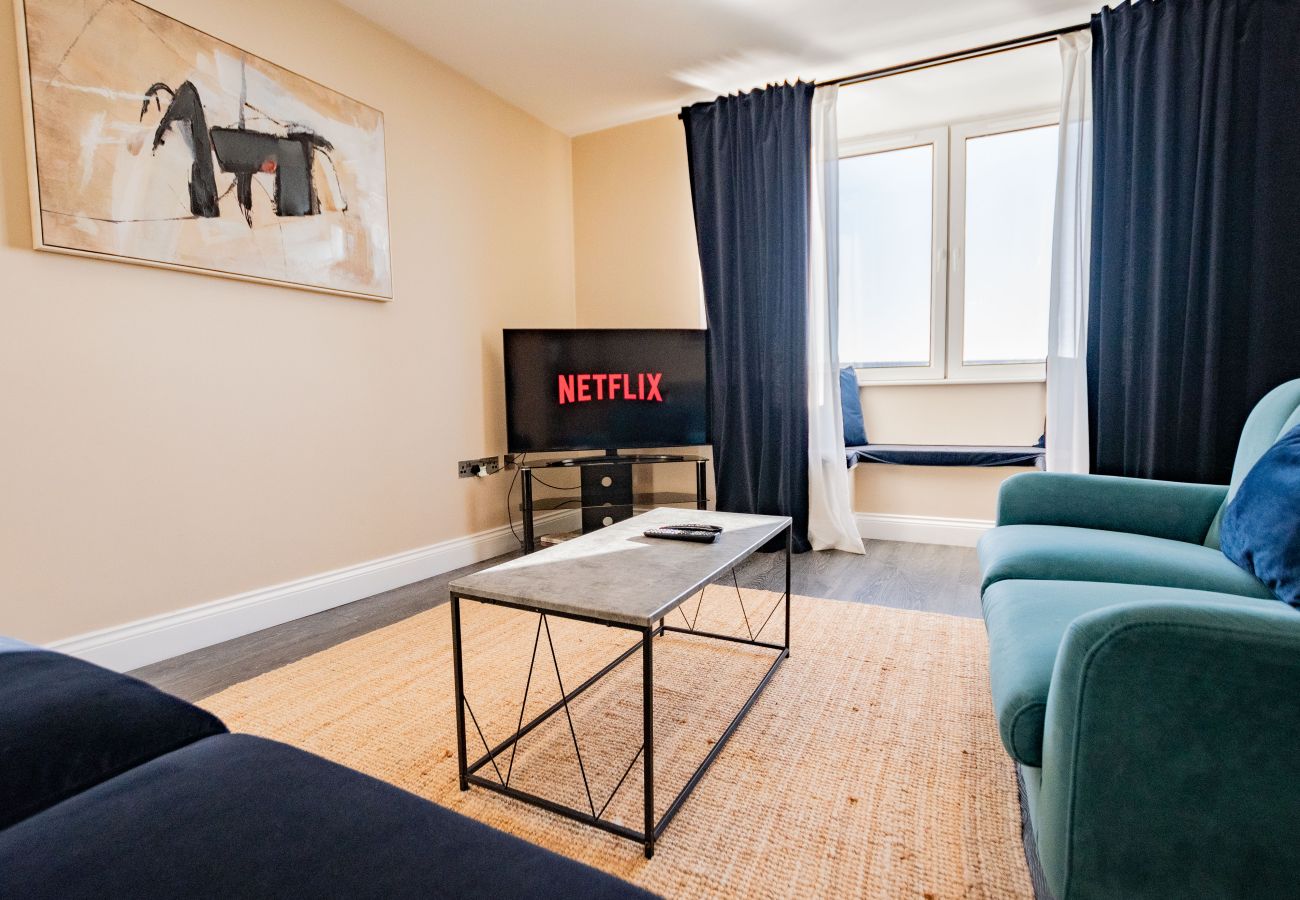 Apartment in Galway City - Stylish Harbour View Apartment in a Private Building. Family Friendly