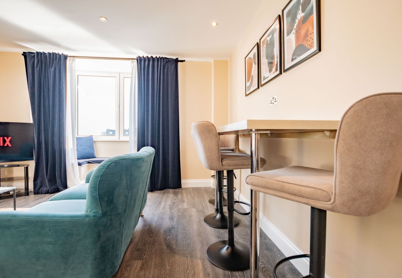 Apartment in Galway City - Stylish Harbour View Apartment in a Private Building. Family Friendly