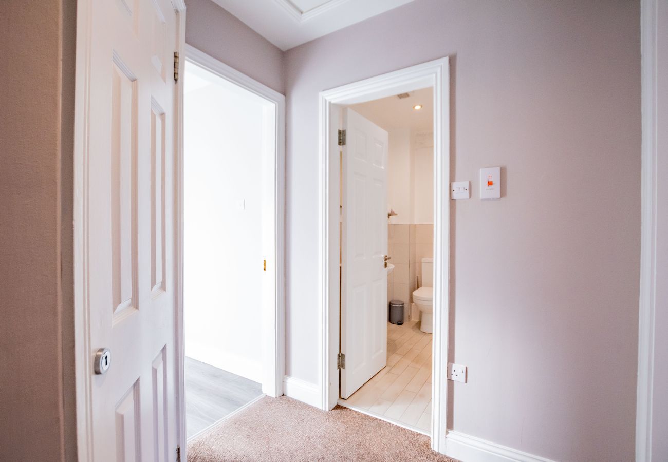 Apartment in Galway City - Stylish Harbour View Apartment in a Private Building. Family Friendly