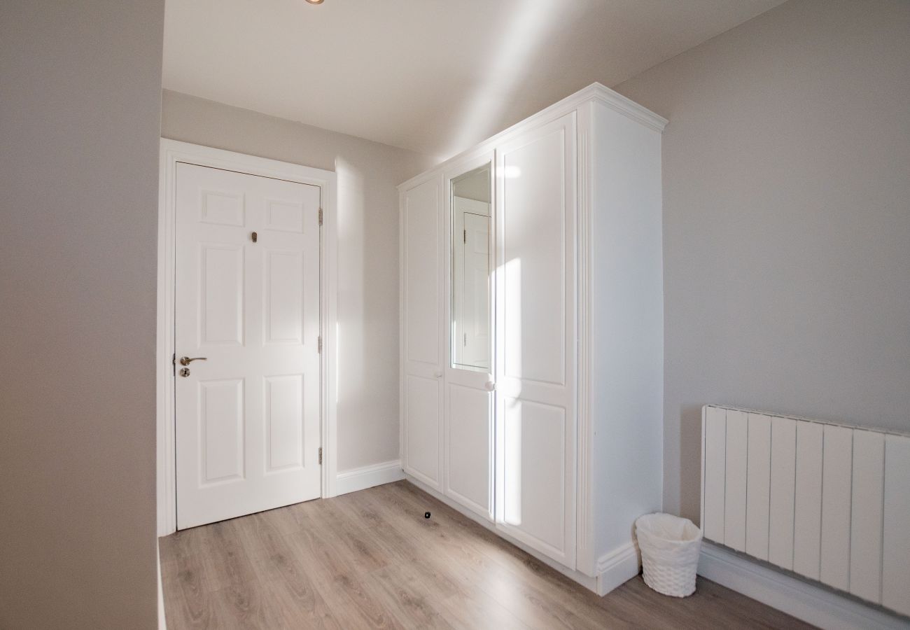 Apartment in Galway City - Stylish Harbour View Apartment in a Private Building. Family Friendly