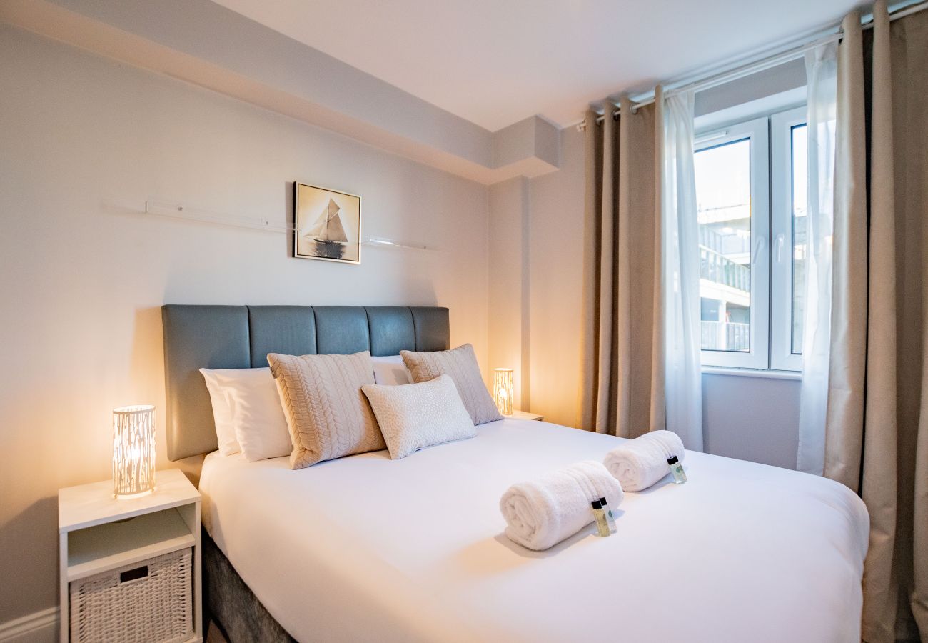 Apartment in Galway City - Stylish Harbour View Apartment in a Private Building. Family Friendly