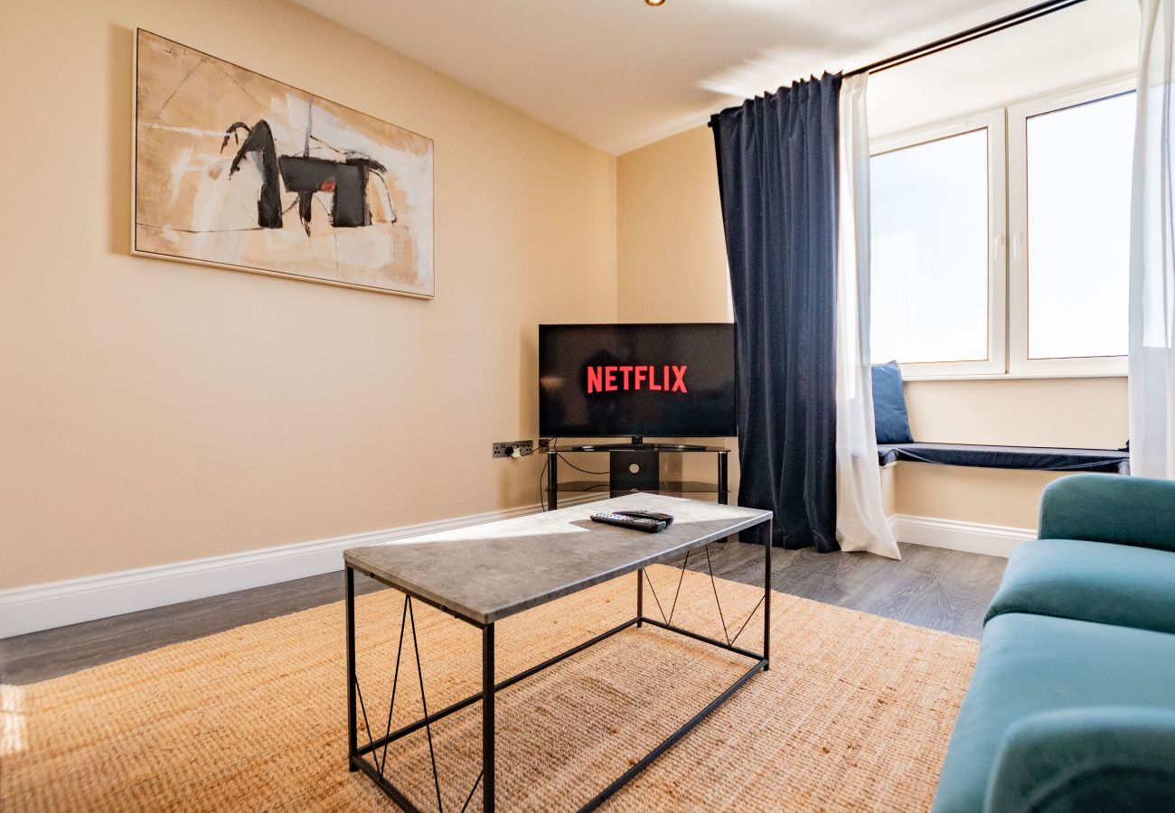 Apartment in Galway City - Stylish Harbour View Apartment in a Private Building. Family Friendly