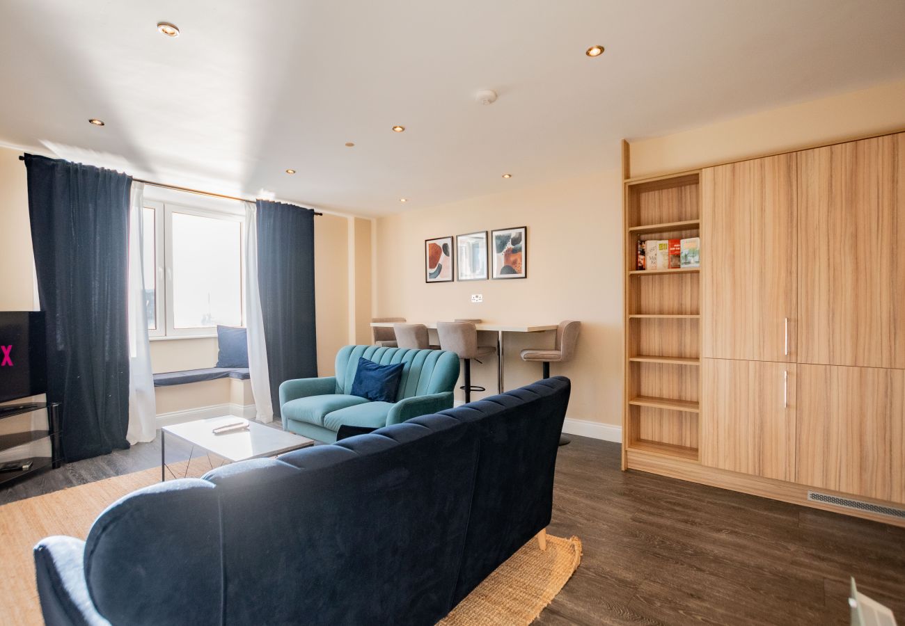 Apartment in Galway City - Stylish Harbour View Apartment in a Private Building. Family Friendly
