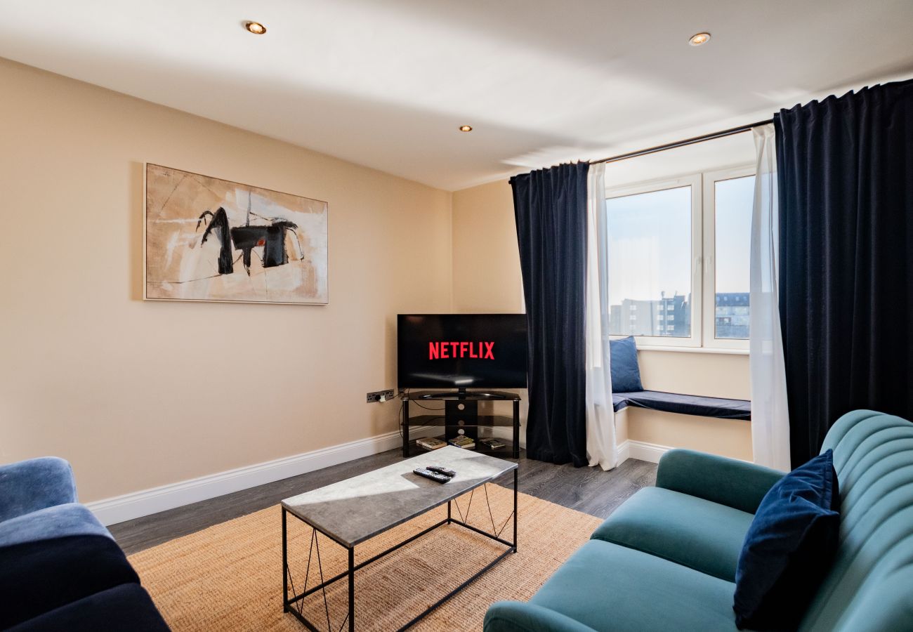 Apartment in Galway City - Stylish Harbour View Apartment in a Private Building. Family Friendly