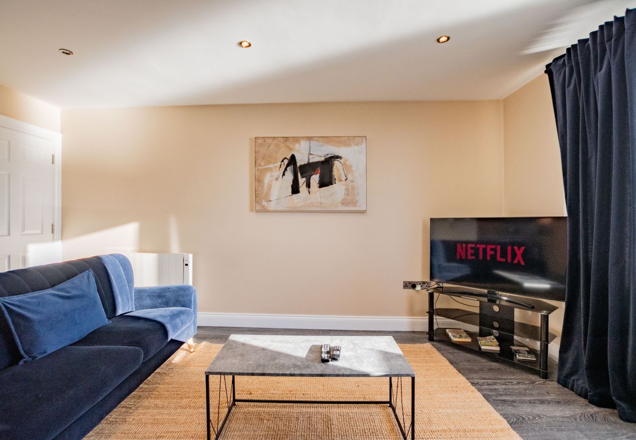 Apartment in Galway City - Stylish Harbour View Apartment in a Private Building. Family Friendly