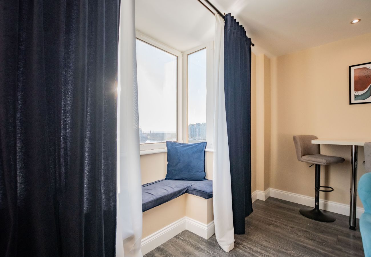 Apartment in Galway City - Stylish Harbour View Apartment in a Private Building. Family Friendly