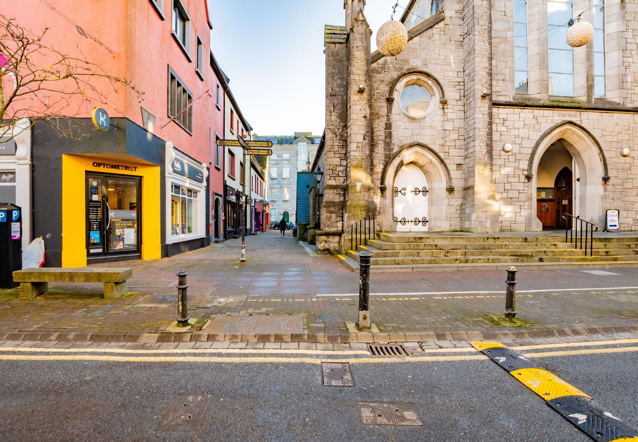 Apartment in Galway City - LOCATION! 2 bed/1 bath City Loft Apartment. 2 min walk to the Latin Quarter and Eyre Square. 
