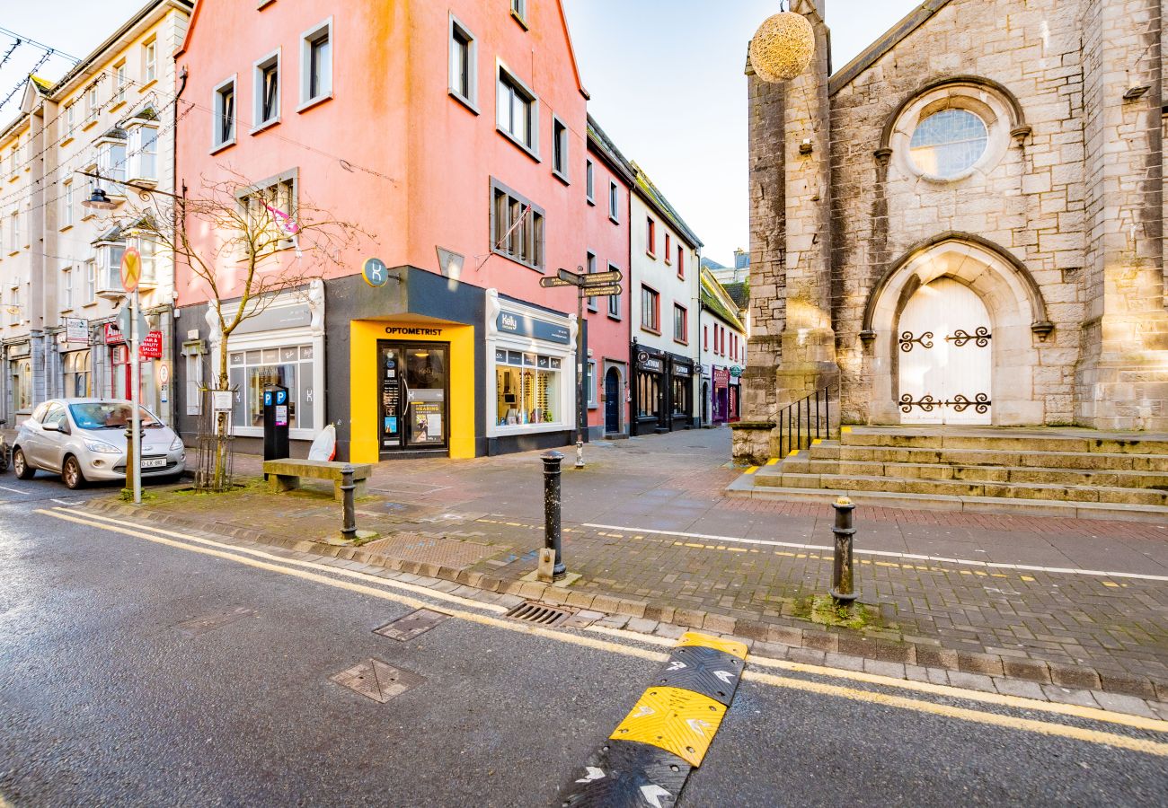 Apartment in Galway City - LOCATION! 2 bed/1 bath City Loft Apartment. 2 min walk to the Latin Quarter and Eyre Square. 
