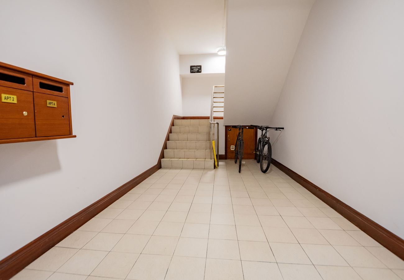 Apartment in Galway City - LOCATION! 2 bed/1 bath City Loft Apartment. 2 min walk to the Latin Quarter and Eyre Square. 