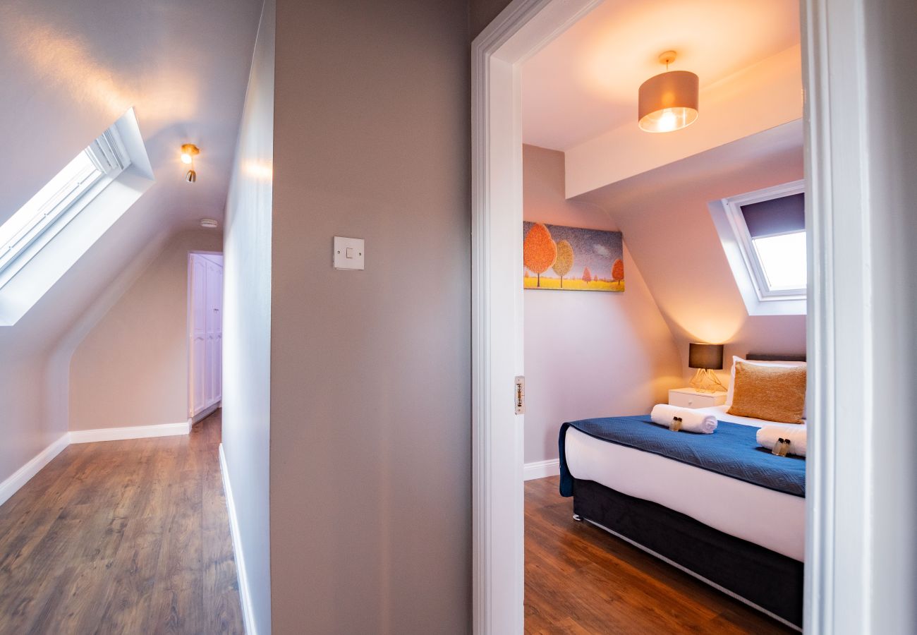 Apartment in Galway City - LOCATION! 2 bed/1 bath City Loft Apartment. 2 min walk to the Latin Quarter and Eyre Square. 