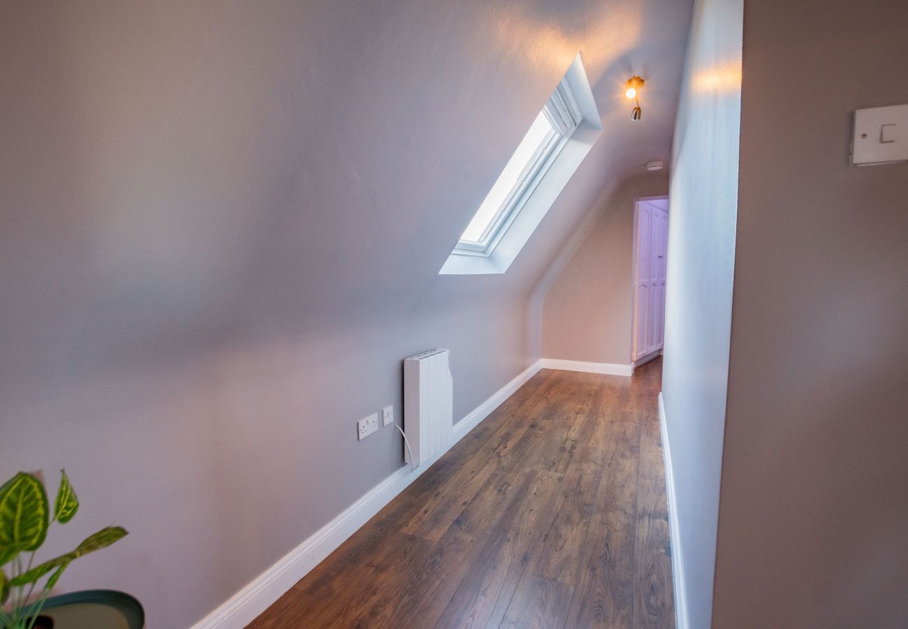 Apartment in Galway City - LOCATION! 2 bed/1 bath City Loft Apartment. 2 min walk to the Latin Quarter and Eyre Square. 