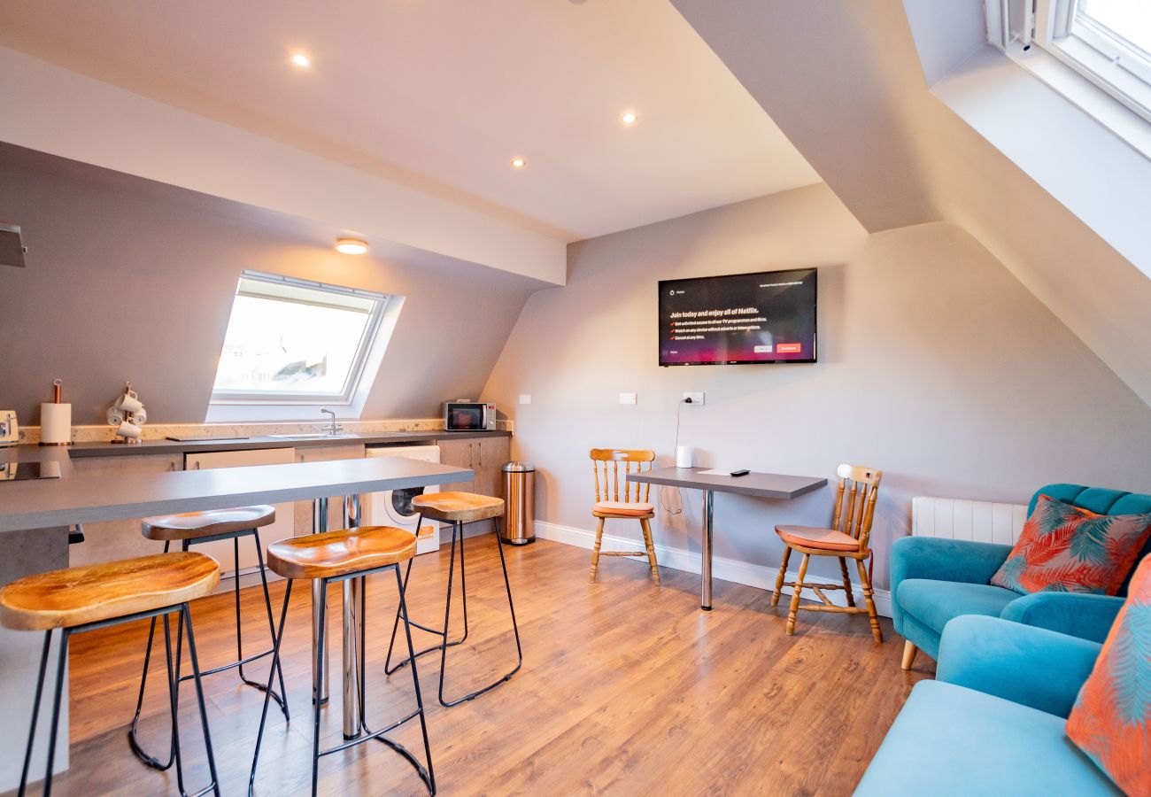 Apartment in Galway City - LOCATION! 2 bed/1 bath City Loft Apartment. 2 min walk to the Latin Quarter and Eyre Square. 