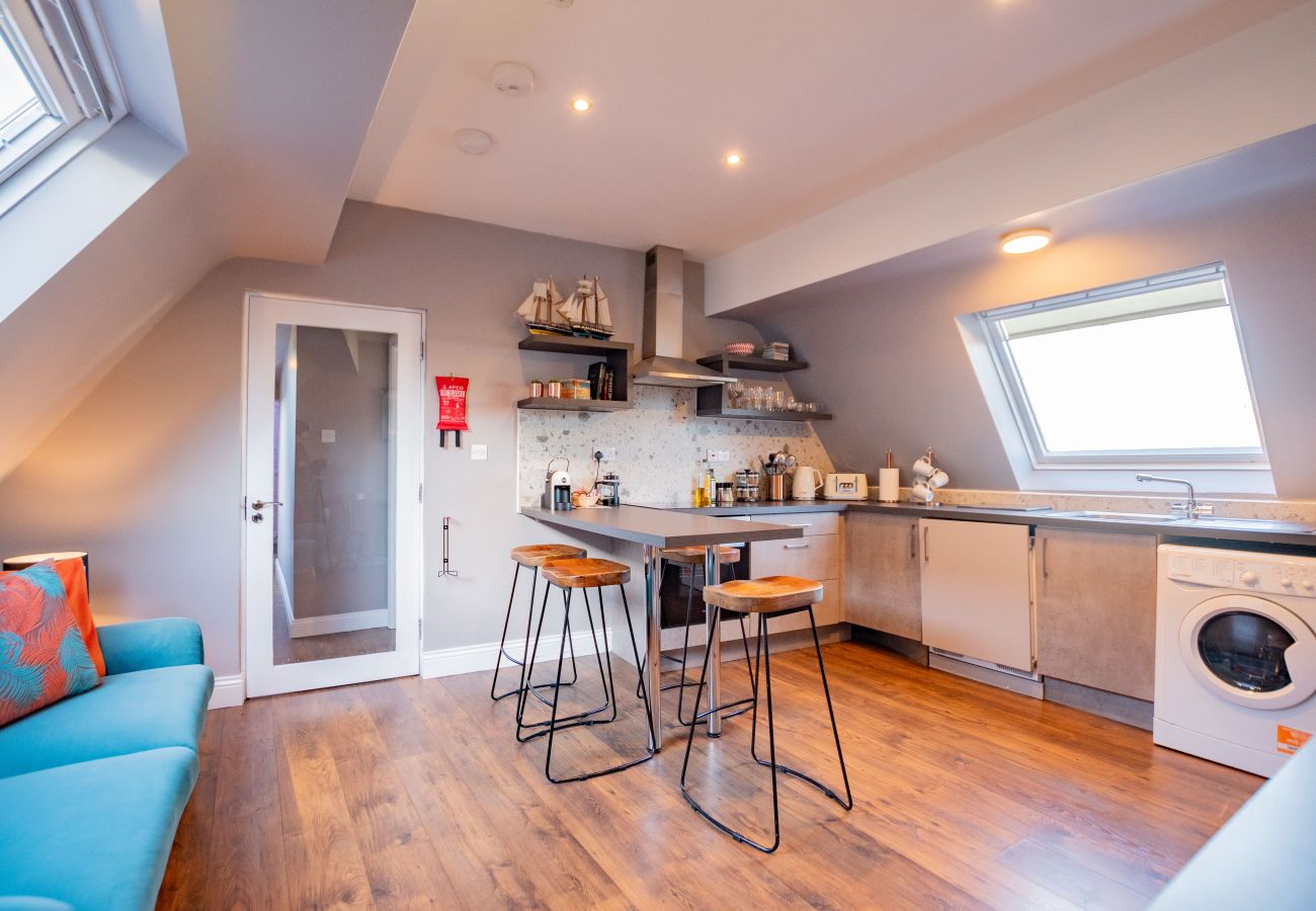 Apartment in Galway City - LOCATION! 2 bed/1 bath City Loft Apartment. 2 min walk to the Latin Quarter and Eyre Square. 