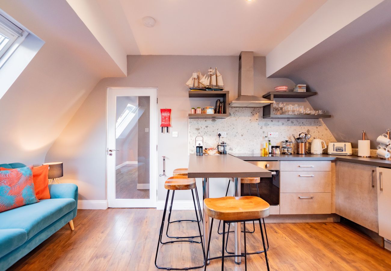Apartment in Galway City - LOCATION! 2 bed/1 bath City Loft Apartment. 2 min walk to the Latin Quarter and Eyre Square. 