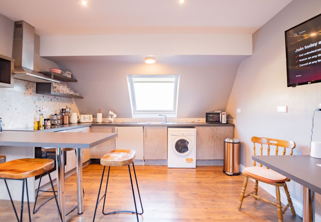 Apartment in Galway City - LOCATION! 2 bed/1 bath City Loft Apartment. 2 min walk to the Latin Quarter and Eyre Square. 