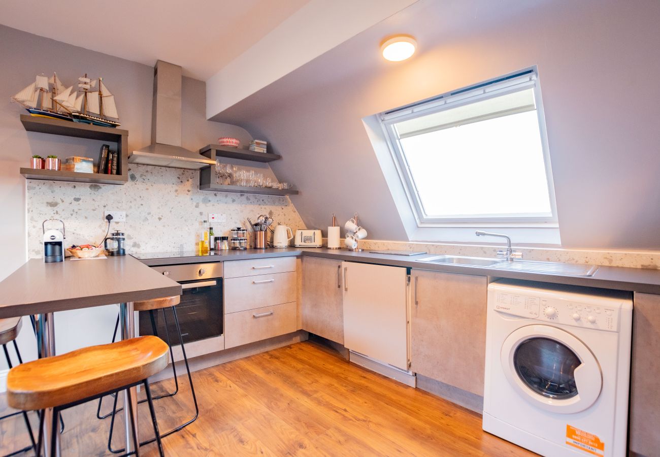 Apartment in Galway City - LOCATION! 2 bed/1 bath City Loft Apartment. 2 min walk to the Latin Quarter and Eyre Square. 