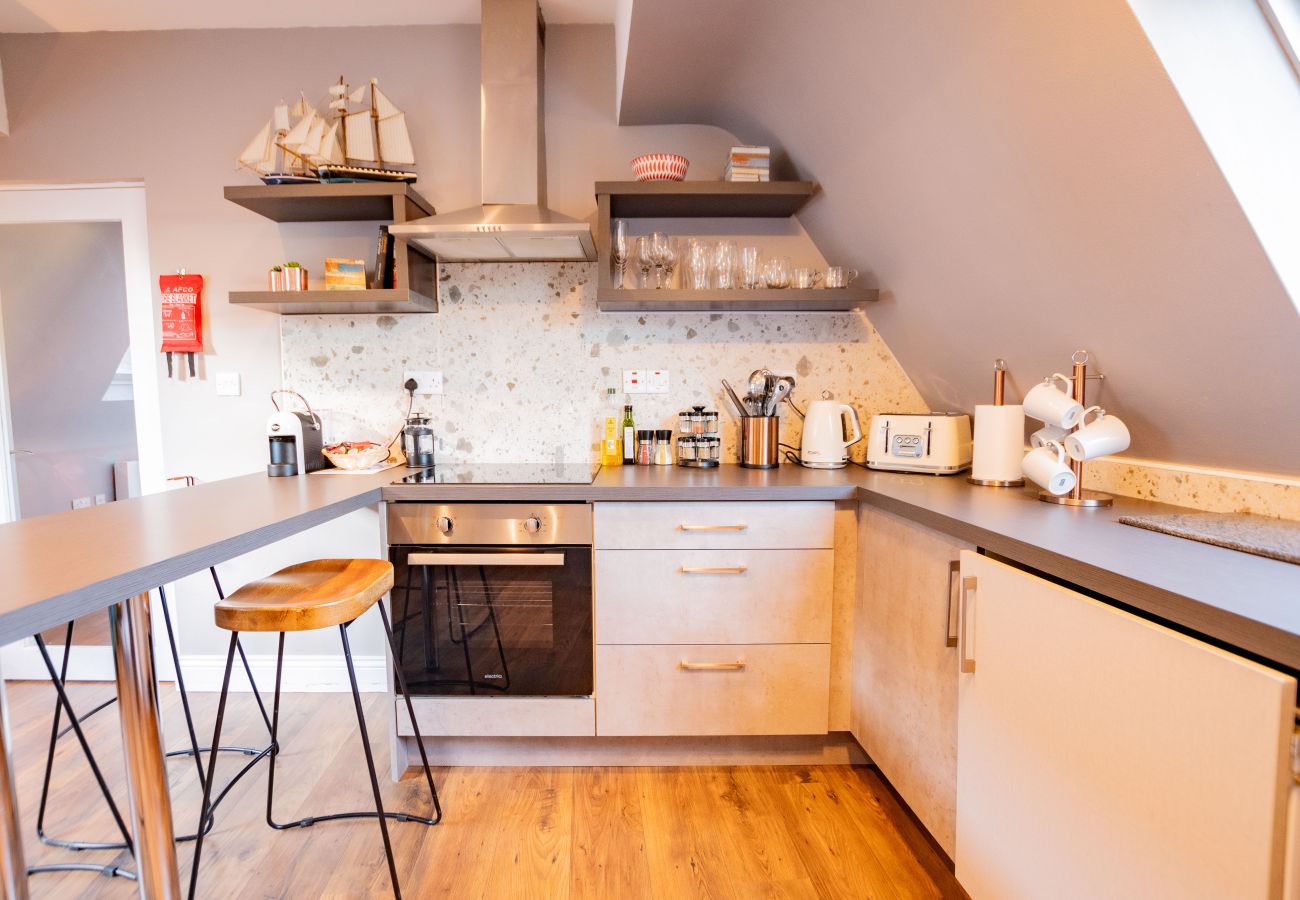 Apartment in Galway City - LOCATION! 2 bed/1 bath City Loft Apartment. 2 min walk to the Latin Quarter and Eyre Square. 