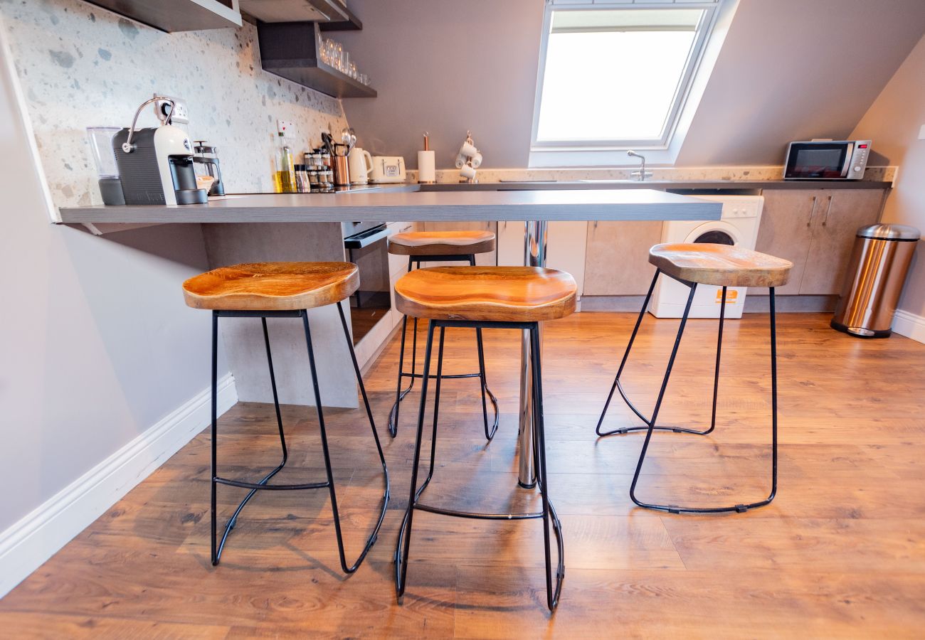 Apartment in Galway City - LOCATION! 2 bed/1 bath City Loft Apartment. 2 min walk to the Latin Quarter and Eyre Square. 