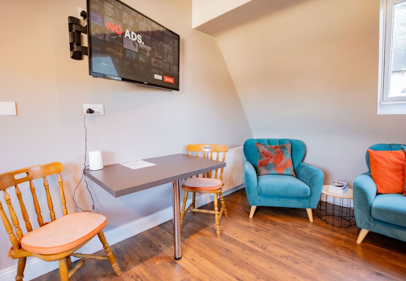 Apartment in Galway City - LOCATION! 2 bed/1 bath City Loft Apartment. 2 min walk to the Latin Quarter and Eyre Square. 