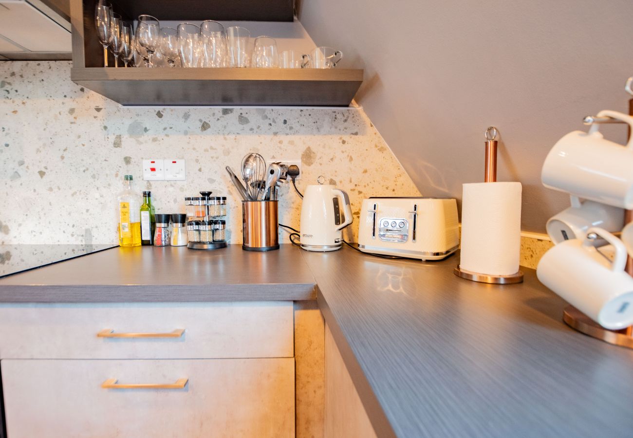 Apartment in Galway City - LOCATION! 2 bed/1 bath City Loft Apartment. 2 min walk to the Latin Quarter and Eyre Square. 