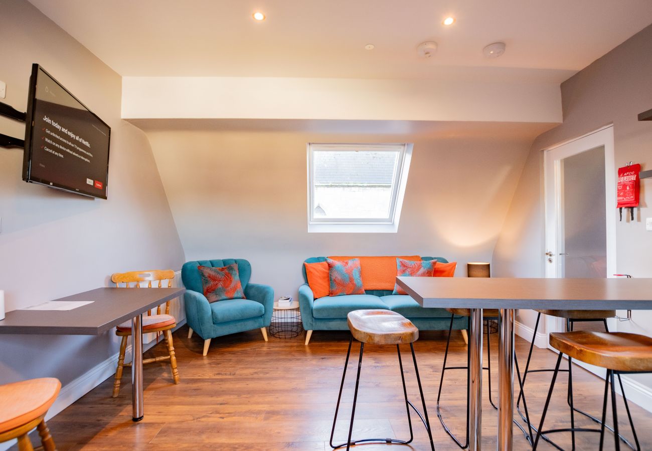 Apartment in Galway City - LOCATION! 2 bed/1 bath City Loft Apartment. 2 min walk to the Latin Quarter and Eyre Square. 