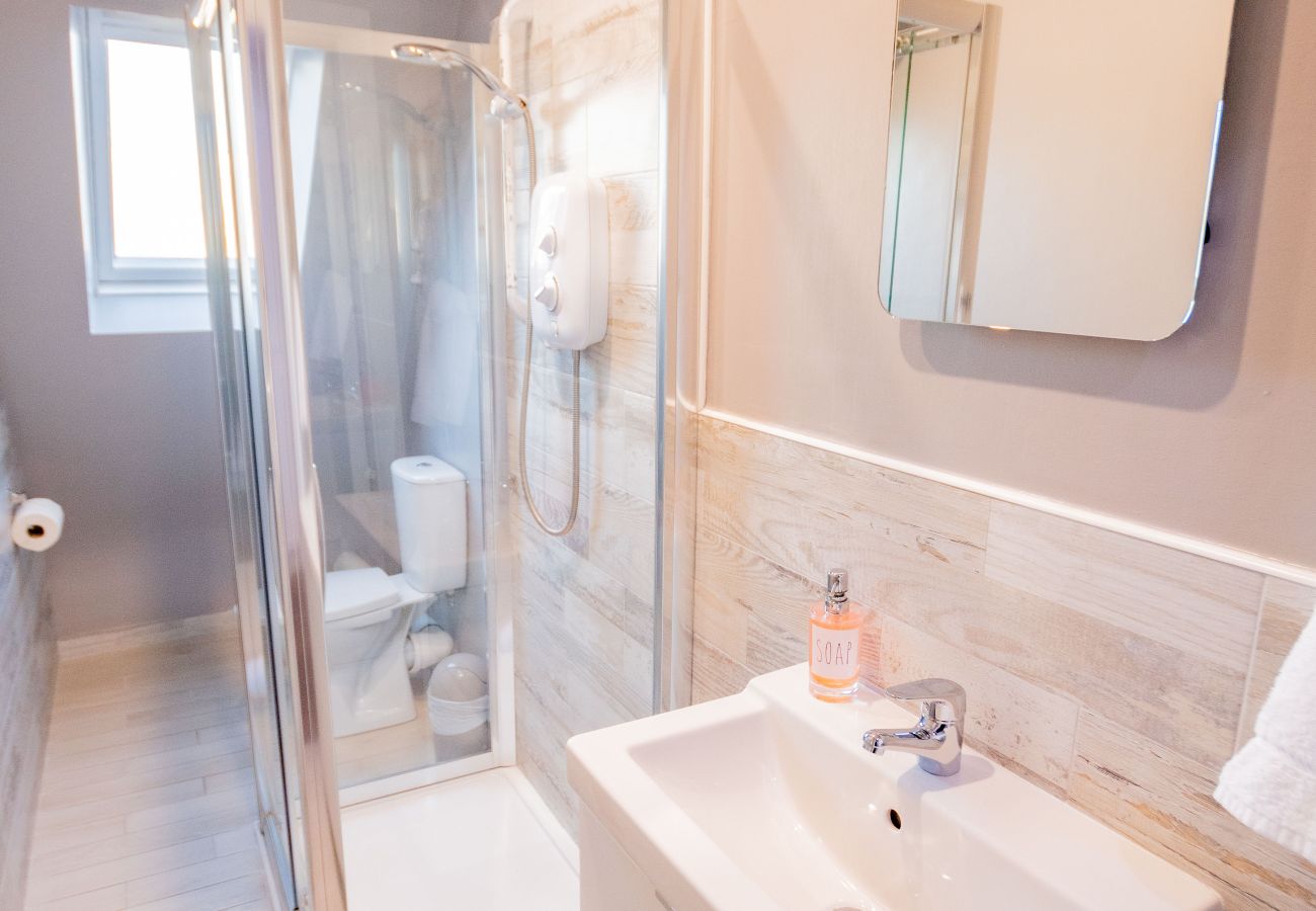 Apartment in Galway City - LOCATION! 2 bed/1 bath City Loft Apartment. 2 min walk to the Latin Quarter and Eyre Square. 