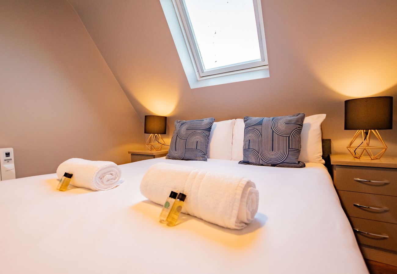 Apartment in Galway City - LOCATION! 2 bed/1 bath City Loft Apartment. 2 min walk to the Latin Quarter and Eyre Square. 