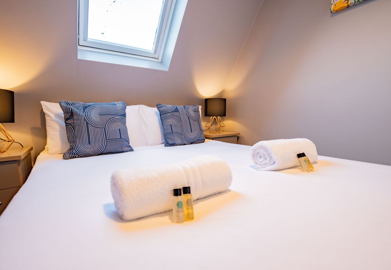 Apartment in Galway City - LOCATION! 2 bed/1 bath City Loft Apartment. 2 min walk to the Latin Quarter and Eyre Square. 