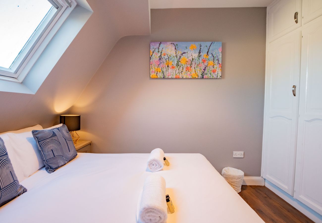 Apartment in Galway City - LOCATION! 2 bed/1 bath City Loft Apartment. 2 min walk to the Latin Quarter and Eyre Square. 