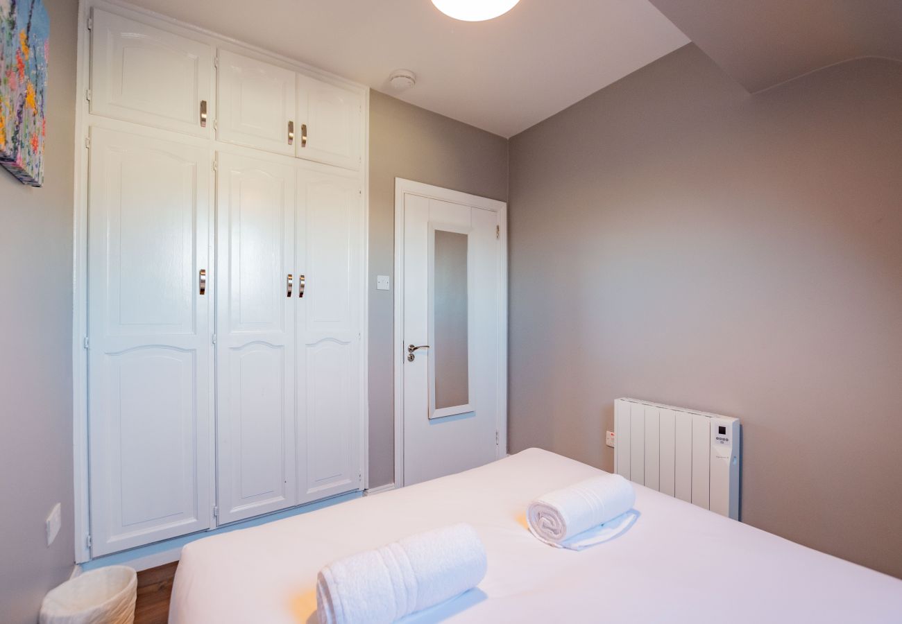 Apartment in Galway City - LOCATION! 2 bed/1 bath City Loft Apartment. 2 min walk to the Latin Quarter and Eyre Square. 