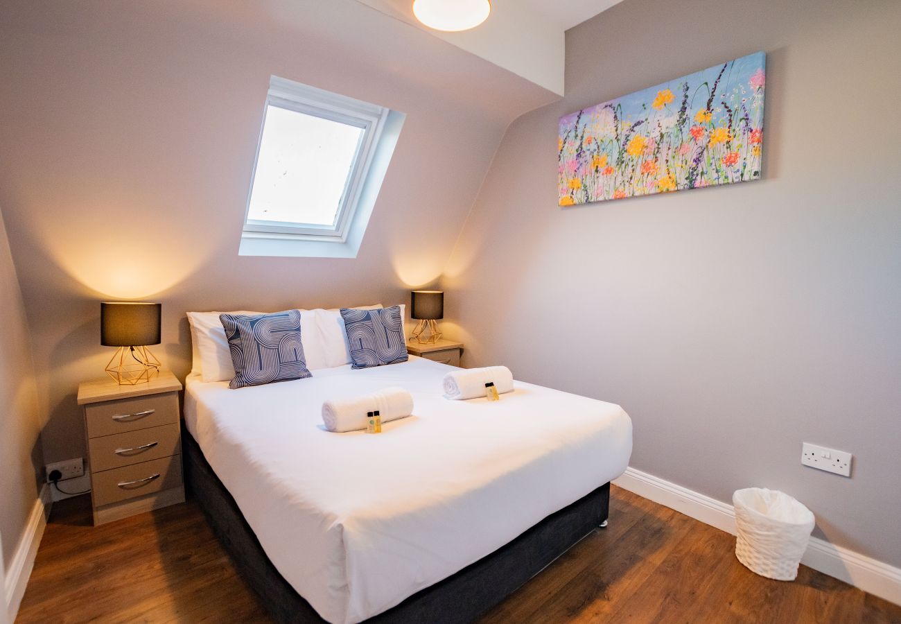 Apartment in Galway City - LOCATION! 2 bed/1 bath City Loft Apartment. 2 min walk to the Latin Quarter and Eyre Square. 