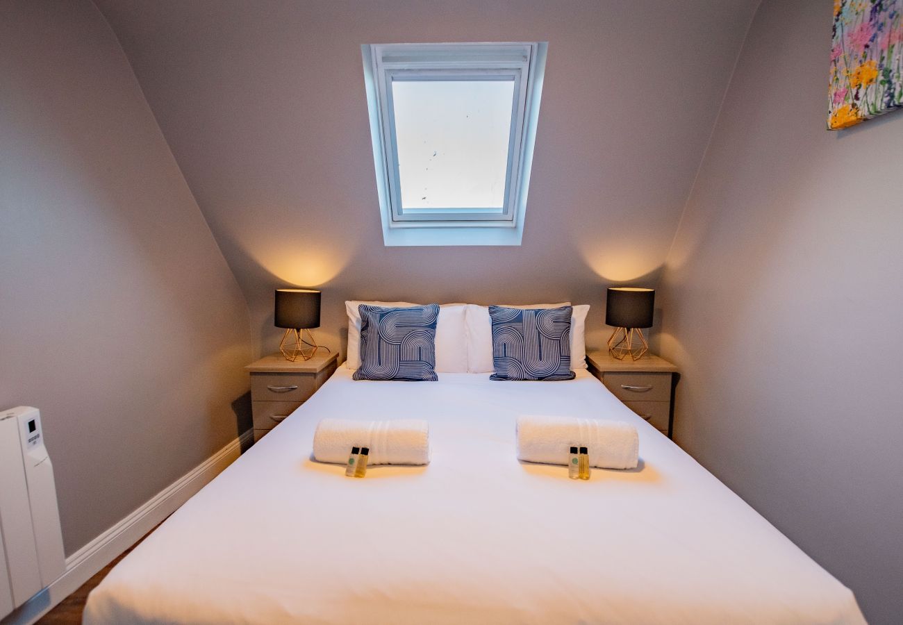 Apartment in Galway City - LOCATION! 2 bed/1 bath City Loft Apartment. 2 min walk to the Latin Quarter and Eyre Square. 